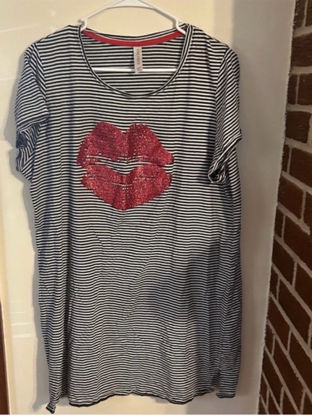 Cacique Size 18/20 Black & White Striped Nightgown Lips Lipstick